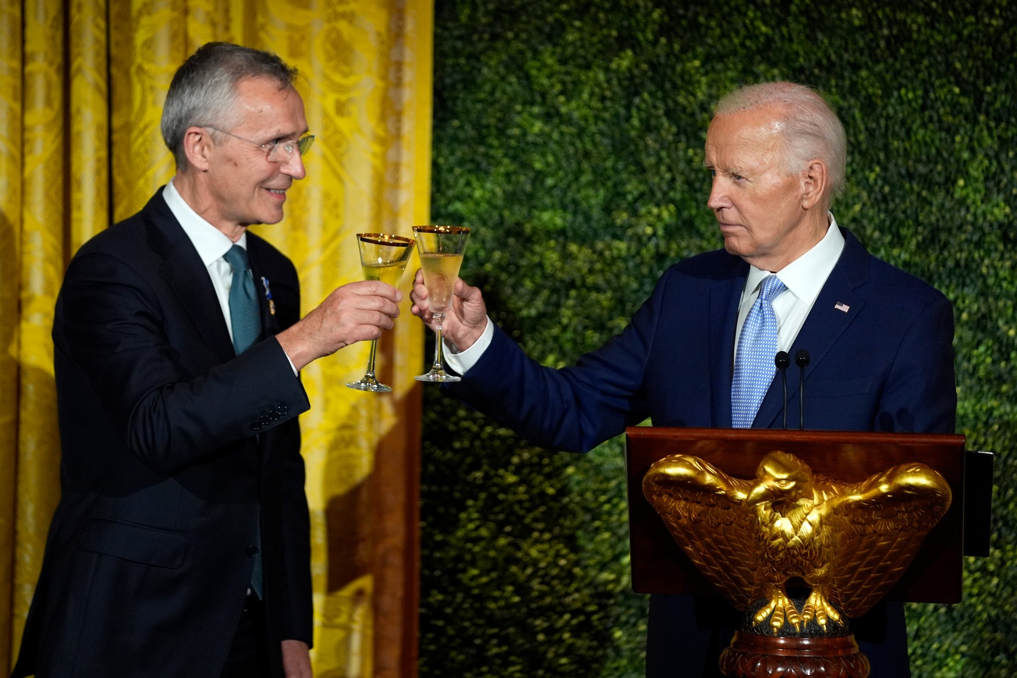 Prezident Joe Biden a generálny tajomník NATO Jens Stoltenberg.