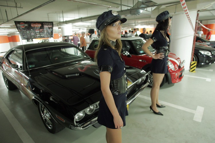 Nad porządkiem czuwają seksowne strażniczki Rage-Race Patrol