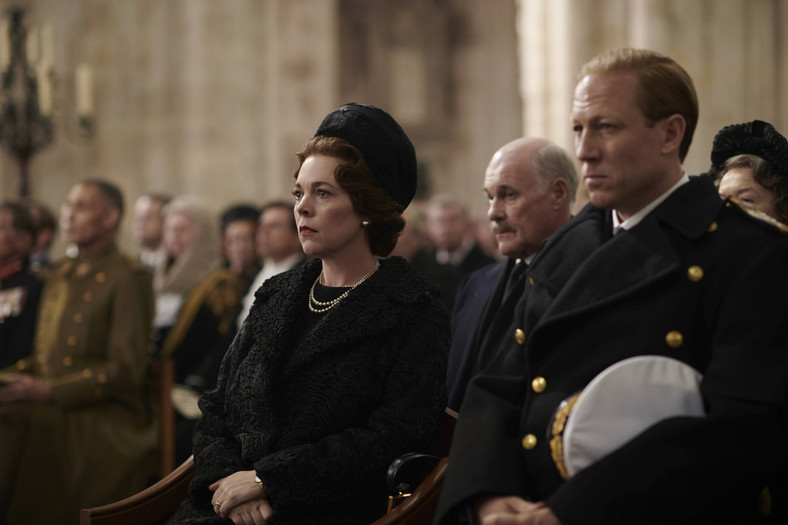 Tobias Menzies jako książę Filip i Olivia Colman jako Elżbieta II w serialu "The Crown"