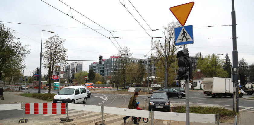 Tramwajarze zamykają skrzyżowanie