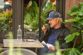 Prihvatio DVA SINA, ali ĆERKU ne želi ni da upozna! Devojčica PLJUNUTI ON! Daje 25.000 dolara  ALIMENTACIJE i to je sve: Slavni glumac gledao Noletov meč i mnogi su se setili OVE TEŠKE PRIČE