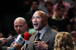 Dwayne Johnson zamieszany w aferę szpiegowską. Czy Aaron Paul mu pomoże?