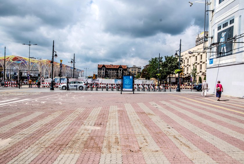 Plac przed Urzędem Marszałkowskim idzie do remontu