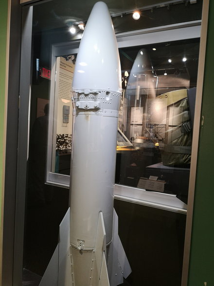 Jeden z kilku zachowanych do naszych czasów pocisków Genie na ekspozycji National Atomic Testing Museum w Nevadzie.