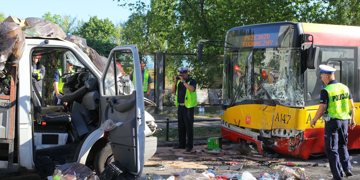 Autobus zderzył się ze śmieciarką