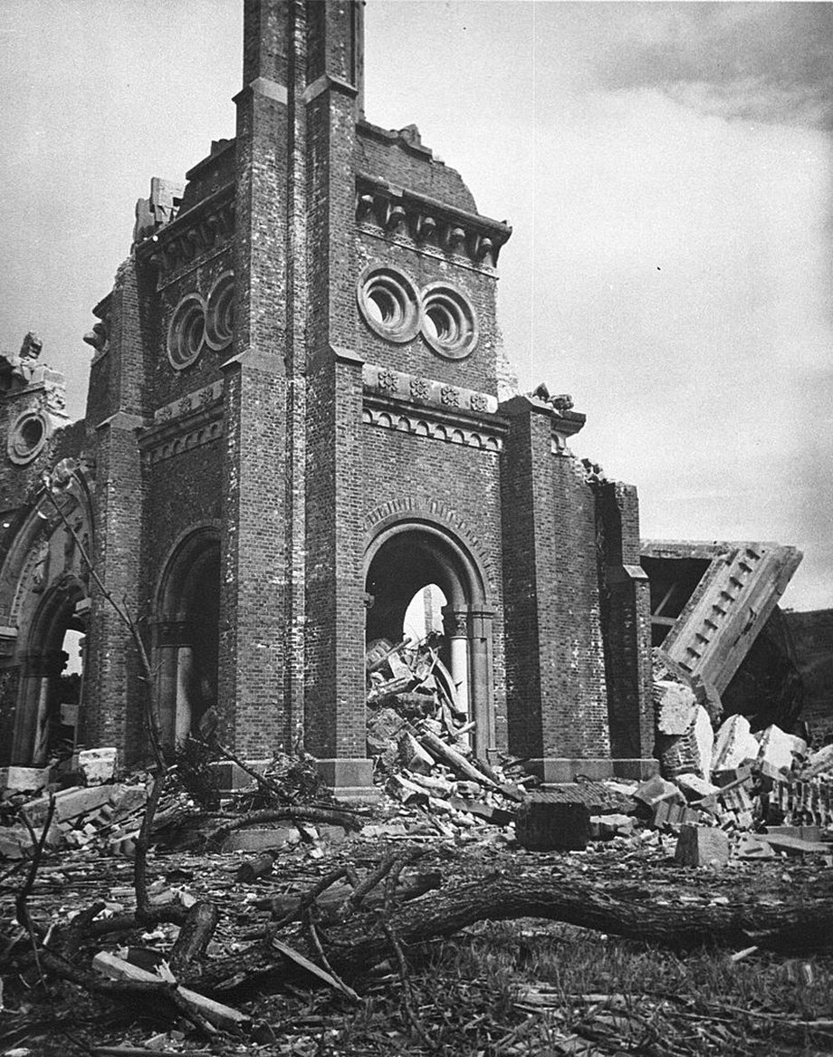 Nagasaki po wybuchu bomby plutonowej Fat Man. Ruiny katolickiej katedry