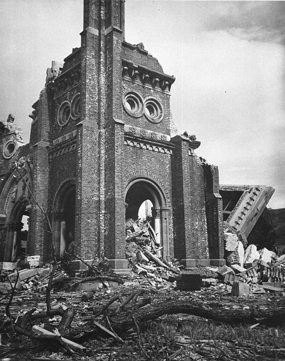 Nagasaki po wybuchu bomby plutonowej Fat Man. Ruiny katolickiej katedry