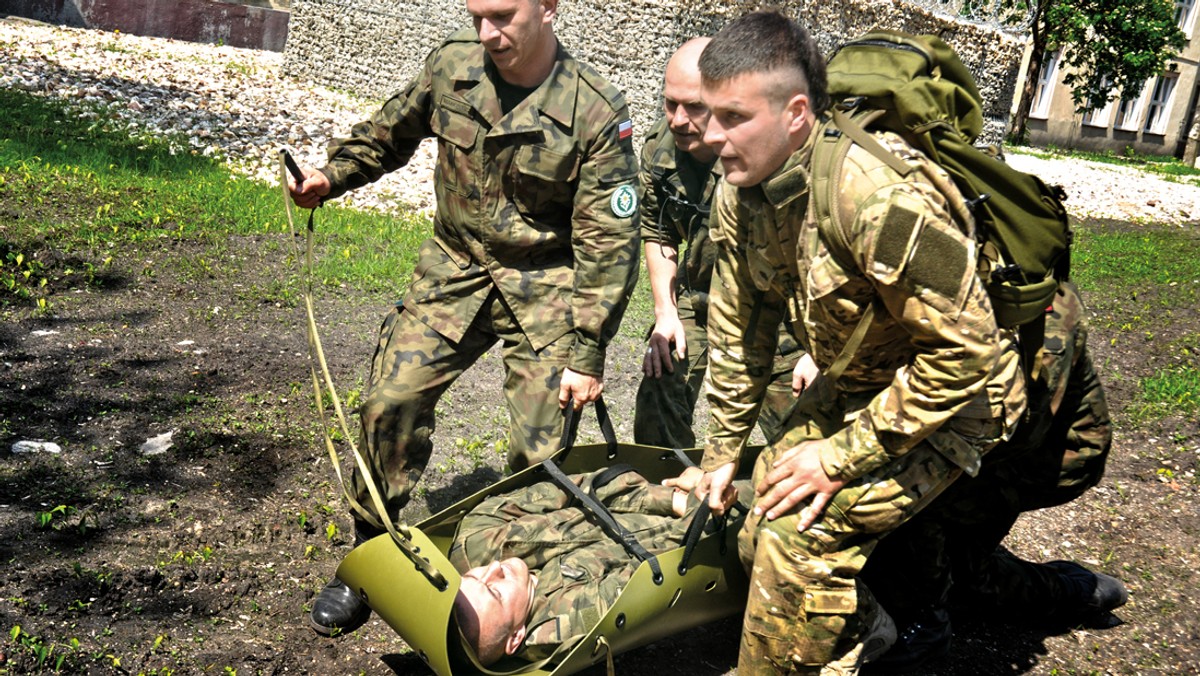 Rewolucyjne zmiany zachodzące w łódzkim Wojskowym Centrum Kształcenia Medycznego powinny wkrótce zaowocować kursami Combat Medic. Takimi z prawdziwego zdarzenia, łączącymi taktykę bojową z ratownictwem pola walki.