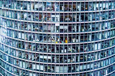 Płace w firmach wzrosły o 4,8 proc. rok do roku. Statystyczny Kowalski dostaje dziś 5 536 zł na miesiąc