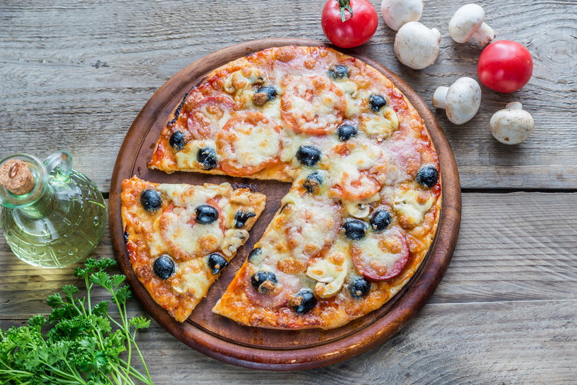 100-g kawałek pizzy zawiera 1,53 g soli, cała pizza – 7,9, tj. 158 proc. zalecanego dziennego spożycia (5 g)
