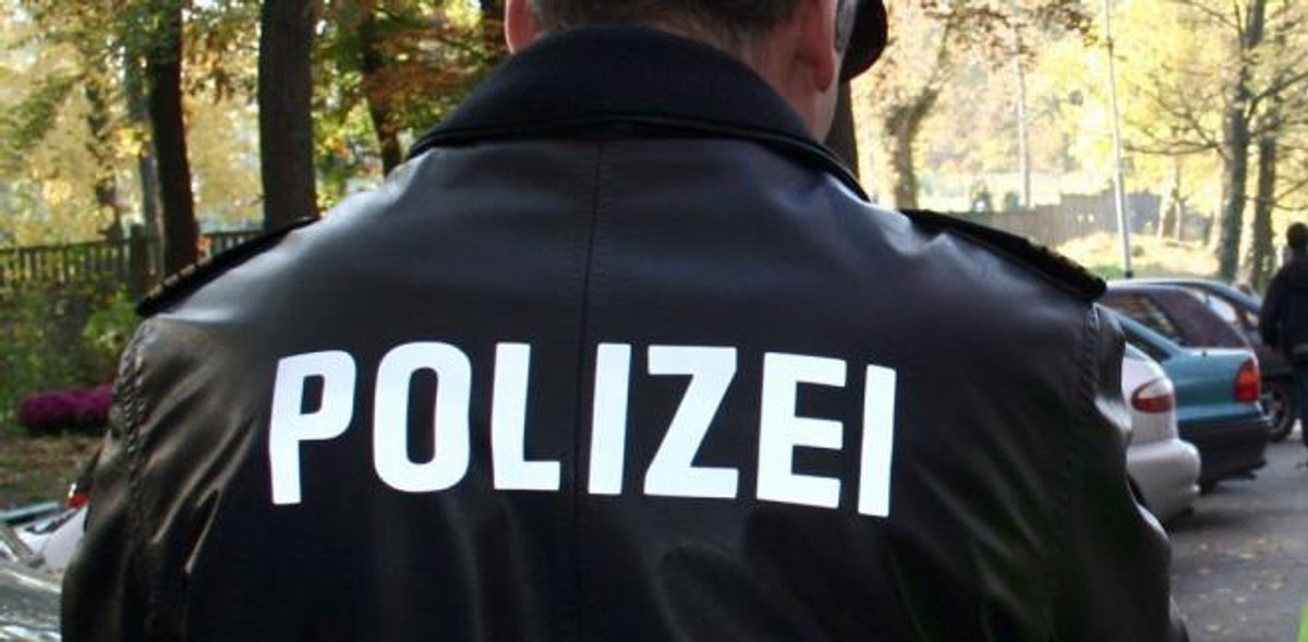 Poza siedzibą banku, policja dokonała nalotu na 10 prywatnych domów.