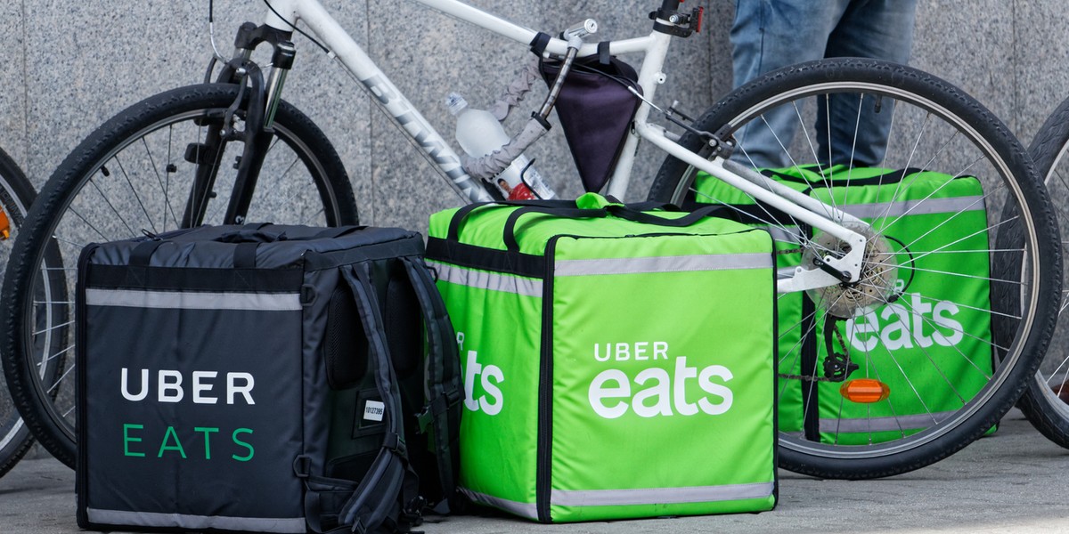 Uber Eats rozszerza ofertę dostaw jedzenia także o alkohol. 