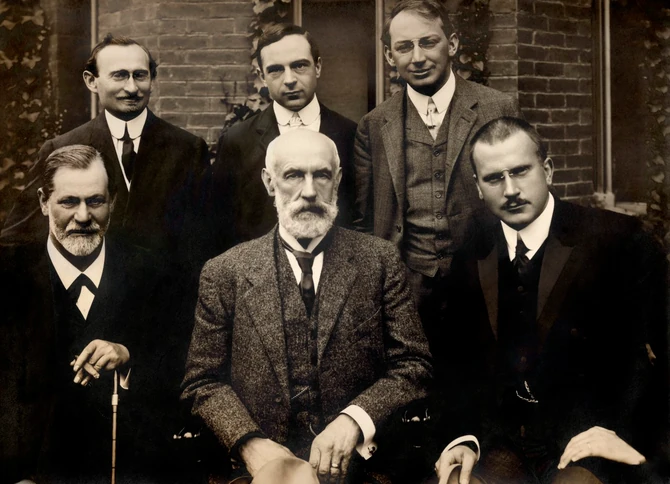 Karl Gustav Jung, u prvom redu, desno