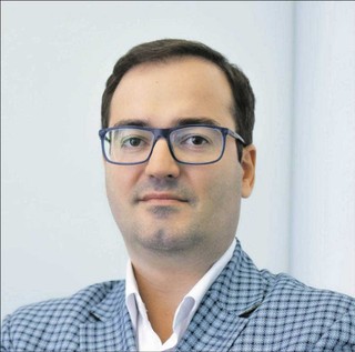 Piotr Maciążek, ekspert energetyczny z 15-letnim doświadczeniem w branży. Autor książki „Stawka większa niż gaz”, w której w 2018 r. ostrzegał przed nadchodzącą wojną energetyczną z Rosją. W 2018 r. nominowany do nagrody Grand Press