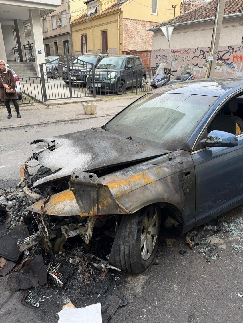 Zapaljen automobil na Vračaru