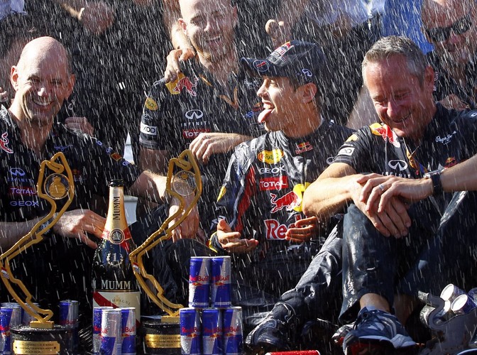 Ekipa Red Bulla skąpana w szampanie