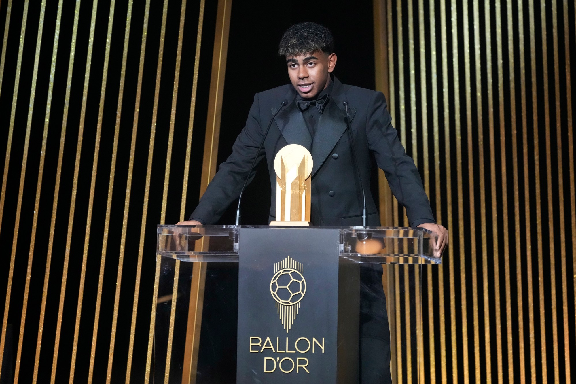 Španielsky futbalový útočník Lamine Yamal oslavuje zisk trofeje Kopa Trophy pre najlepšieho hráča do 21 rokov.