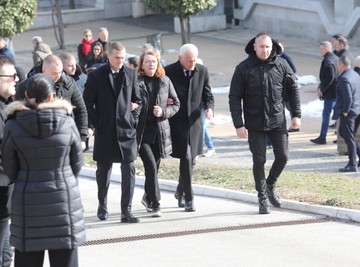 KAPELA ISPUNJENA TUGOM: Nemanja Vidić PRIMA SAUČEŠĆE NA SAHRANI BRATA DUŠANA, odzvanjaju jecaji! (VIDEO)