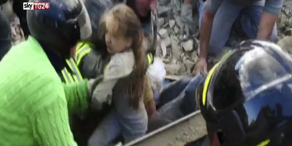 Trzęsienie ziemi we Włoszech! Spod gruzów wyciągnięto 10-latkę, żyje!