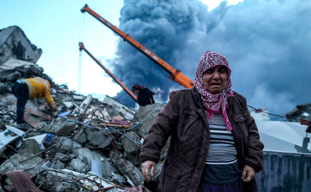 Poszukiwania ocalałych po silnym trzęsieniu ziemi w Turcji i Syrii