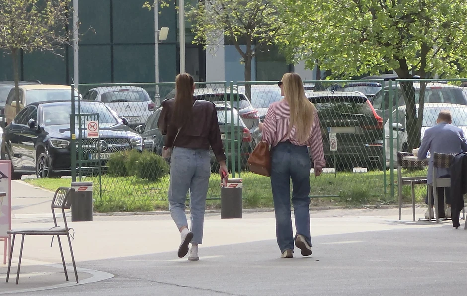 Luna i Anabela u kafiću