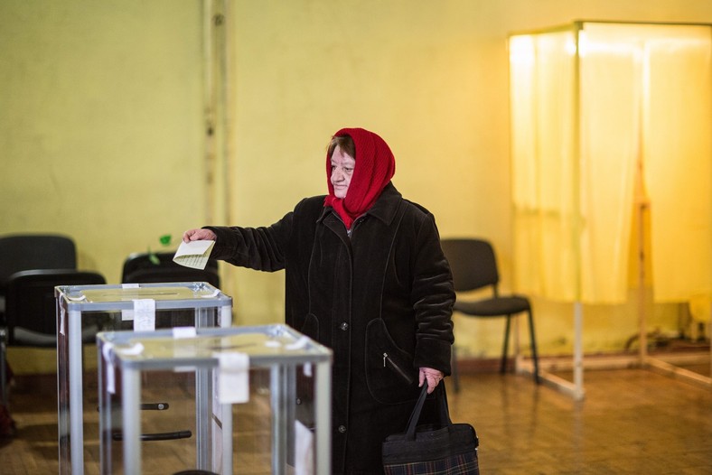 Kobieta oddaje swój głos w Symferopolu na Krymie. Fot. EPA/HANNIBAL HANSCHKE/PAP/EPA