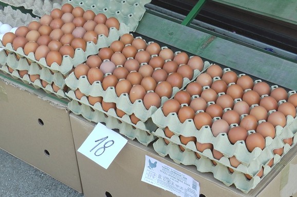 "Nikada nije bila veća ponuda domaćih jaja, sve se razgrabilo": Cena od 10 do 40 dinara, evo šta kažu čačanski prodavci (FOTO)