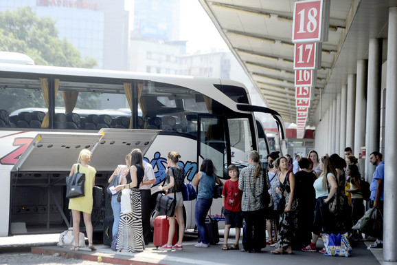 Žena isprozivala srpske turiste: Šta je Srbi, nije ni čudo što vas ne vole - derete se, ostavljate đubre za sobom i PUNITE TANJIRE KAO DA NIKAD JELI NISTE