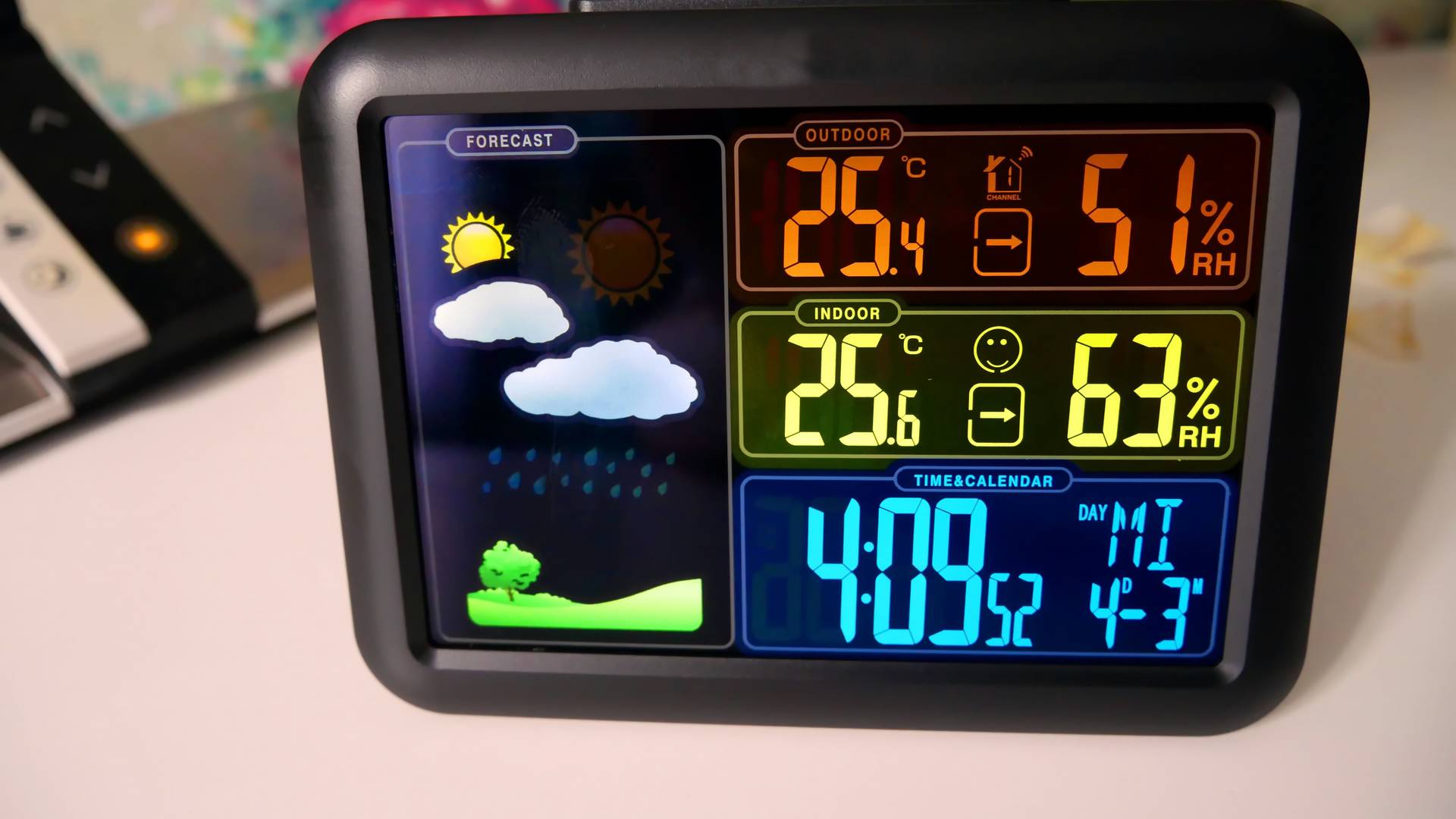 Stacja pogody to przydatny gadżet — zmierzy temperaturę w domu i na zewnątrz