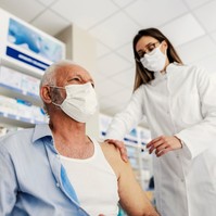 Gyógyszerészek is beadhatnák a patikában az oltásokat