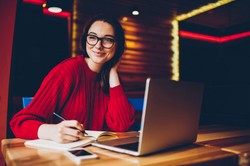 Teraz specjaliści wybierają freelancing w miejsce etatu. Czy taka forma zarobkowania jest naprawdę korzystna i dla kogo