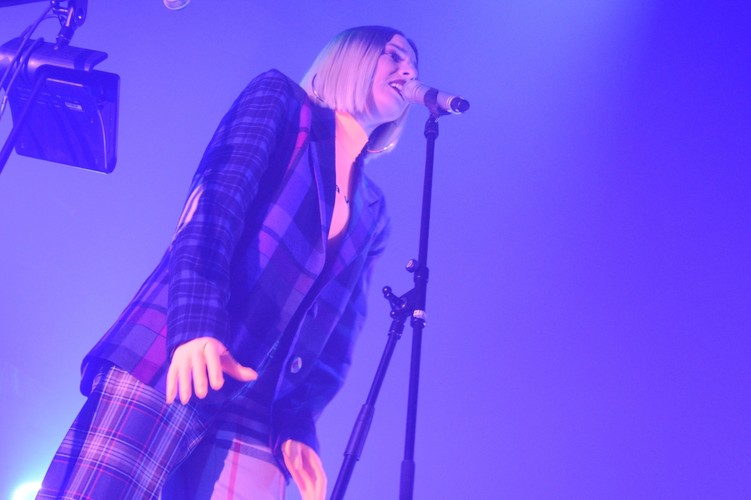 Natalia Nykiel podczas koncertu w klubie Stodoła. Warszaw, 28 listopada 2019
