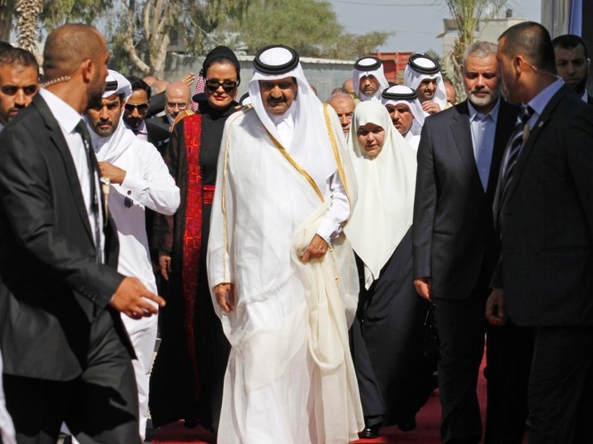 Sheikha Mozah bint Nasser al-Missned (z tyłu) i Sheikh Hamad bin Khalifa al-Thani (na pierwszym planie)