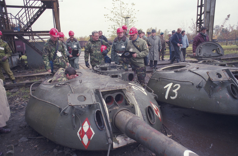 Złomowanie czołgów w ramach akcji redukcji istniejącego ofensywnego uzbrojenia konwencjonalnego posiadanego przez NATO i państwa byłego Układu Warszawskiego.