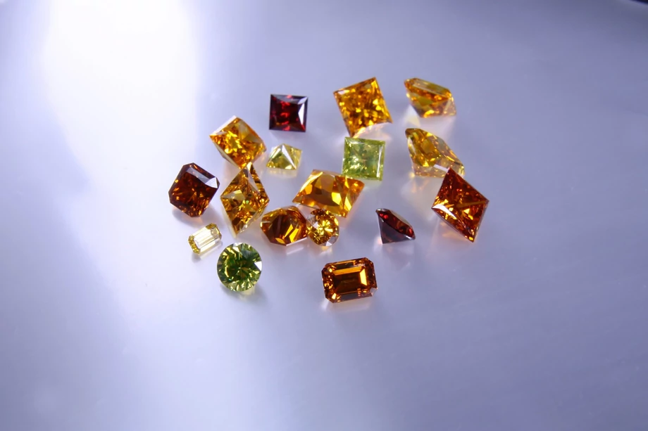 Koszty ludzkich diamentów zależą od ich barwy i wielkości