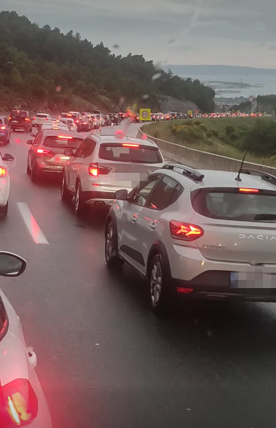 Domáci zverejnili zábery veľkej kolóny v Chorvátsku.