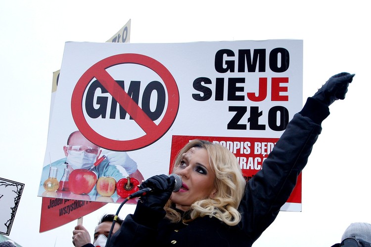 Oszpecona Doda protestuje przeciwko GMO