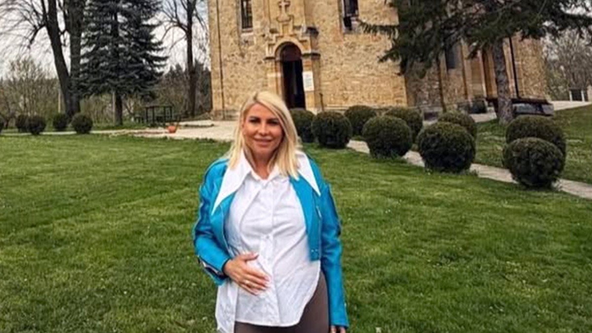 DEA ĐURĐEVIĆ SA STOMAKOM DO ZUBA OTIŠLA U MANASTIR Trudna voditeljka podelila nestvaran prizor iz svetinje: 