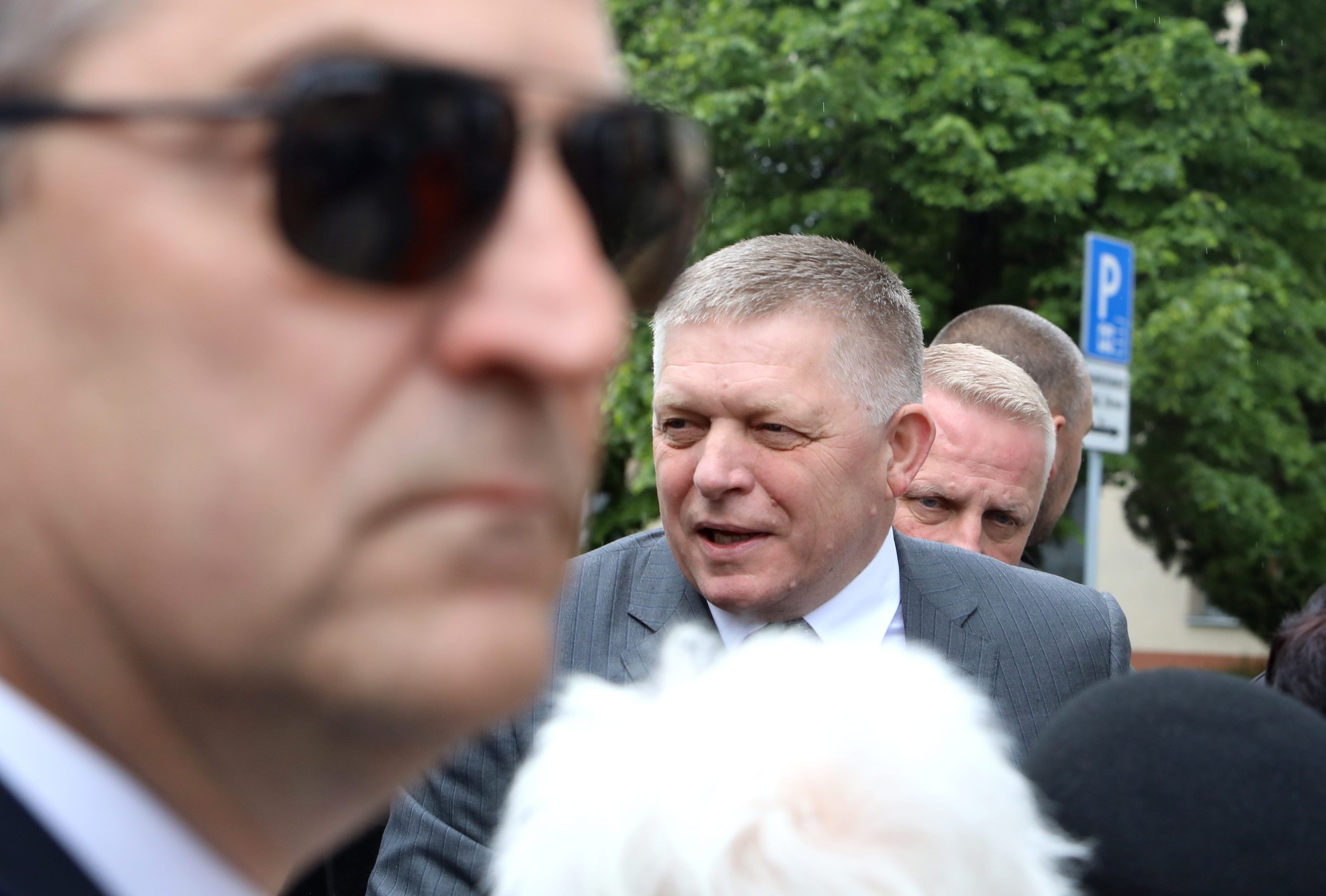 Robert Fico sa víta so svojimi fanúšikmi v Handlovej pri príležitosti 2. výročia atentátu.