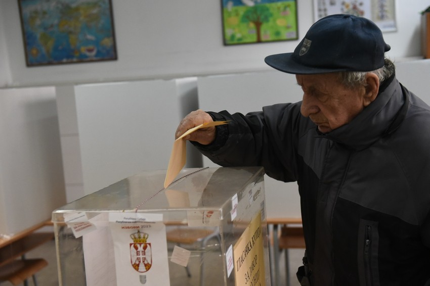 Građani Srbije izlaze na glasanje