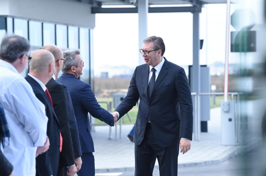 Aleksandar Vučić obisao je fabriku i razvojni centar kompanije Brose u Pancevu