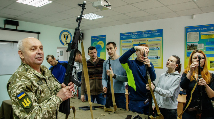 Fegyverhasználati alapismereteket tanul a civil lakosság Ungváron / Fotó: MTI Nemes János
