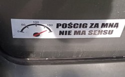 Prowokowała naklejką "Pościg za mną nie ma sensu". Policja kpi z uciekinierki