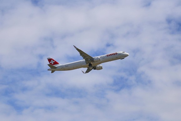 ZBOG SLUŠALICA OD 20 EVRA EVAKUISALI 200 PUTNIKA! Čovek zaglavio kutijicu pod sedište, avion iz Ciriha morao hitno da se prizemlji