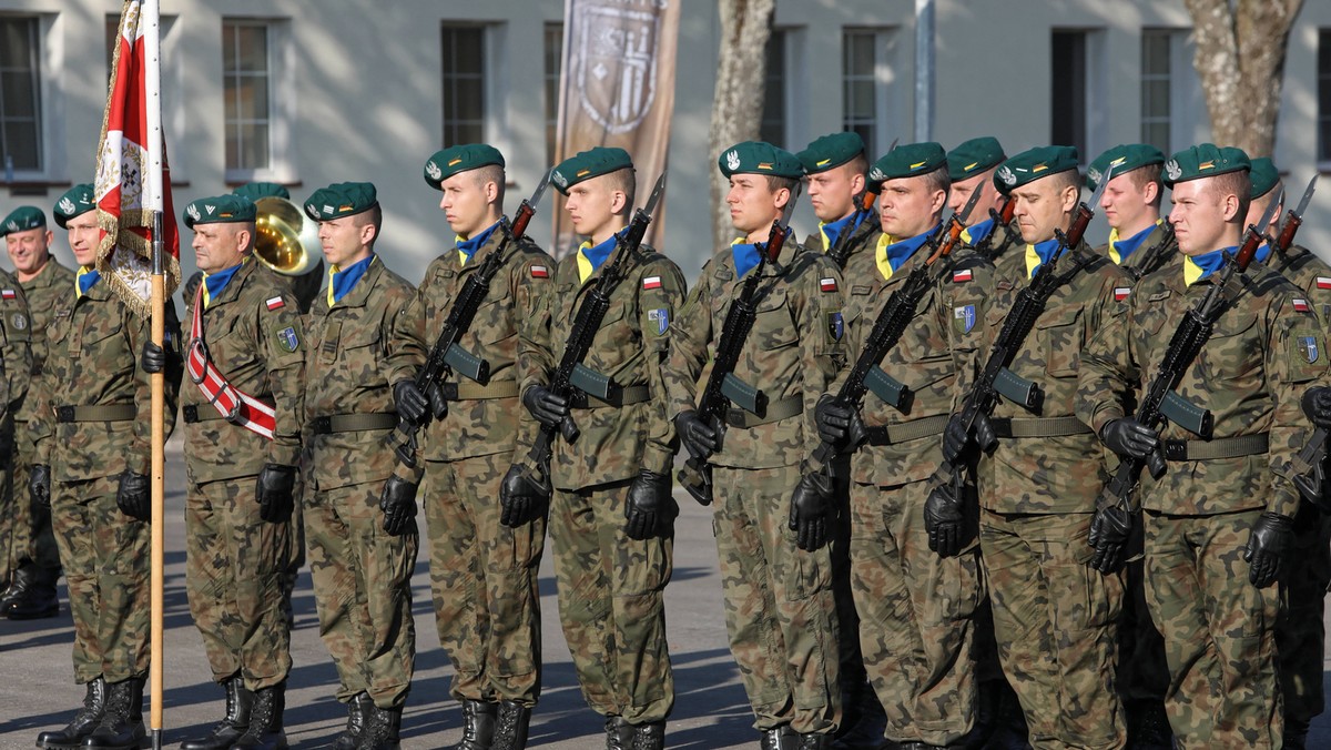 W Drozdowie na Mazurach odsłonięto dzisiaj pomnik ppor. Stanisława Grabowskiego ps. Wiarus, poległego w 1952 r. w walce z funkcjonariuszami UB. Uroczystość była częścią wojewódzkich obchodów Narodowego Dnia Pamięci Żołnierzy Wyklętych.