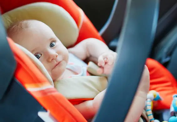 Mama pokazała trik na opadającą główkę w foteliku, szybko zorientowała się, że popełniła błąd