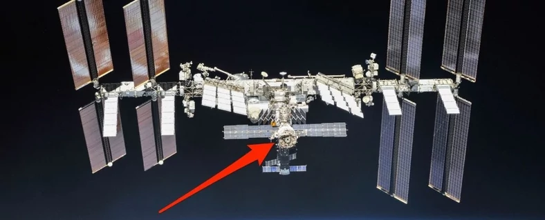 Strzałka pokazuje moduł Zvezda, gdzie znaleziono wyciek powietrza.