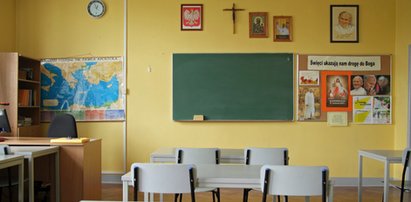 Dyrektor wzywa rodziców na dywanik. Muszą się tłumaczyć, dlaczego ich dzieci nie chodzą na religię. Kurator stawia sprawę jasno