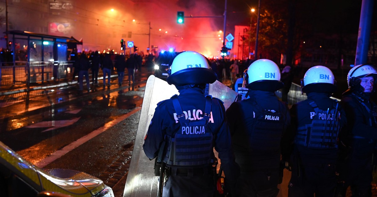 Przerażające obrazki z Wrocławia. Policja pilnuje niemal całego miasta. Ruszył "Marsz Polaków"