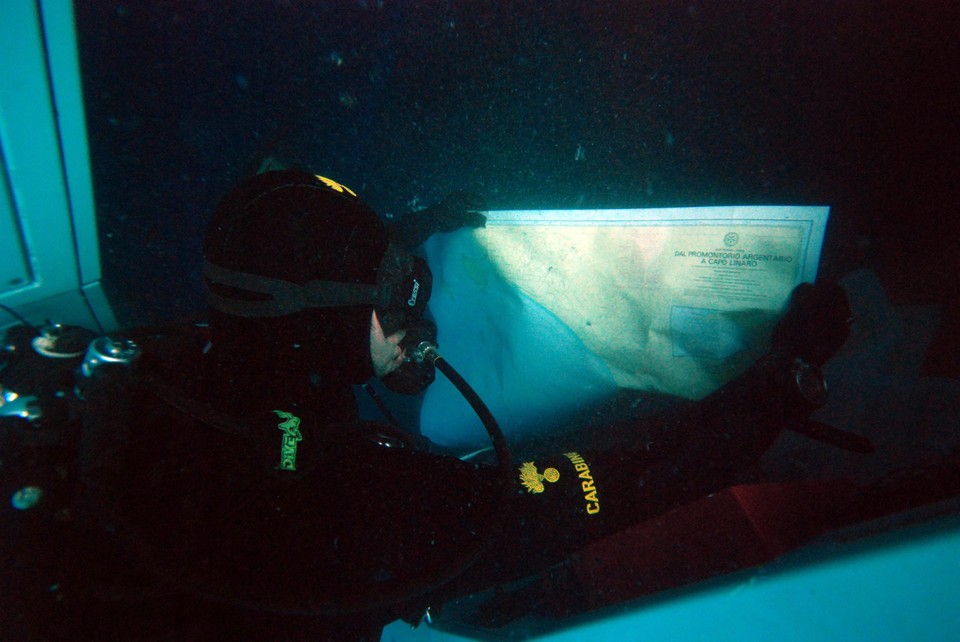 ITALY COSTA CONCORDIA (Carabinieri divers inspect the inside of Costa Concordia cruise ship)